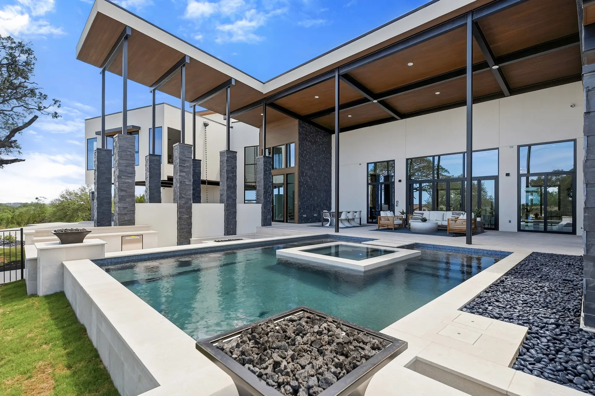 Bluewater Residence pool with spa, fire bowl and black pebble border in Lago Vista, Texas